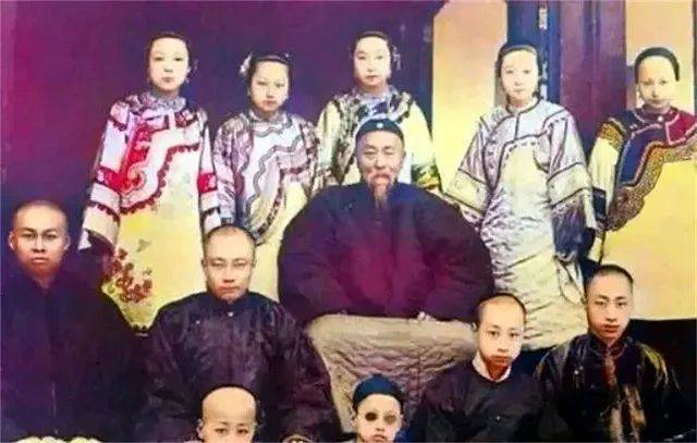 “李子”李鸿章临终时留下10亿财产，为何后代却活活饿死？仅一张薄席裹尸